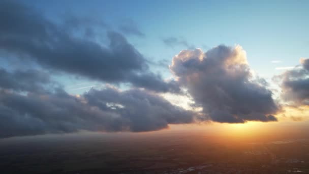 空中映像イギリス イングランド ルトン市の日没時のオレンジとゴールデンカラーの空を持つ最も美しくカラフルな劇的な雲 — ストック動画
