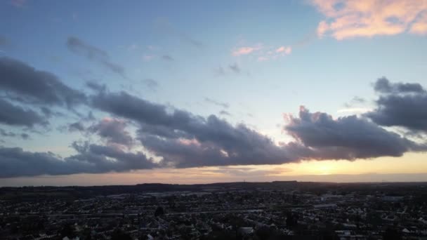 空中映像イギリス イングランド ルトン市の日没時のオレンジとゴールデンカラーの空を持つ最も美しくカラフルな劇的な雲 — ストック動画