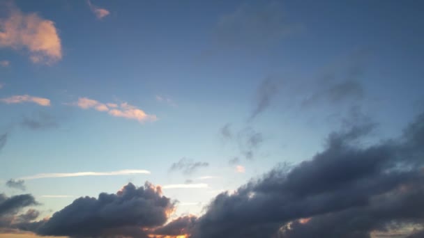 Luftaufnahmen Die Schönsten Und Farbenprächtigsten Dramatischen Wolken Mit Orange Und — Stockvideo