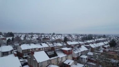 Kar yağdıktan sonra İngiltere 'nin Luton şehrinin havadan çekilmiş görüntüsü, yüksek açılı manzara ve Cityscape' i kapsıyordu. 2022 kışının ilk kar yağışı.