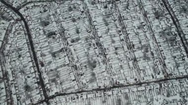 2022 Kış sezonunun ilk karı ile kaplı Luton Town of England 'ın yüksek açılı görüntüsü. Kar yağışı 11 Aralık 2022 'de gece yarısı başladı. 12-12-2022 'de Çekilen Görüntü