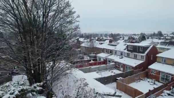 Hochwinkelaufnahme Der Verschneiten Landschaft Und Stadtlandschaft Luftaufnahme Von Luton City — Stockvideo