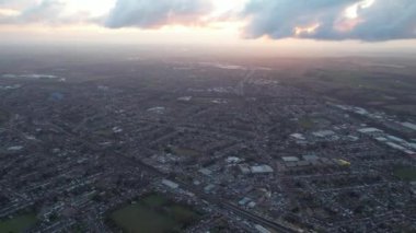 Günbatımında Luton City üzerinde Turuncu Bulutlar ve Gökyüzü