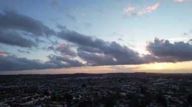 İngiltere üzerinde Günbatımında, Orange ve Golden Colour Sky ile En Güzel ve Renkli Dramatik Bulutlar.