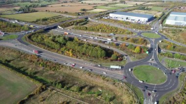 İngiltere 'nin Milton Keynes şehrinin yakınlarındaki İngiliz Otoyolları ve Trafik Yollarının Yüksek Açı Görüntüleri. Görüntüler İHA 'nın Kamerasıyla 11-Ekim-2022' de çekildi..