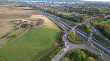 İngiltere 'nin Milton Keynes şehrinin yakınlarındaki İngiliz Otoyolları ve Trafik Yollarının Yüksek Açı Görüntüleri. Görüntüler İHA 'nın Kamerasıyla 11-Ekim-2022' de çekildi..