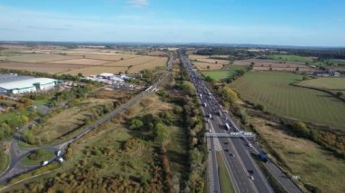 İngiltere 'nin Milton Keynes şehrinin yakınlarındaki İngiliz Otoyolları ve Trafik Yollarının Yüksek Açı Görüntüleri. Görüntüler İHA 'nın Kamerasıyla 11-Ekim-2022' de çekildi..