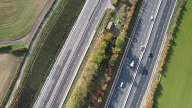 İngiltere 'nin Milton Keynes şehrinin yakınlarındaki İngiliz Otoyolları ve Trafik Yollarının Yüksek Açı Görüntüleri. Görüntüler İHA 'nın Kamerasıyla 11-Ekim-2022' de çekildi..