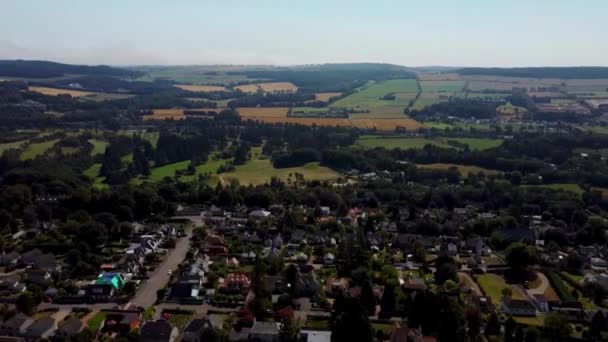 Luchtfoto Van Residentiële Huizen Buurt Van Tongwell Lake Milton Keynes — Stockvideo