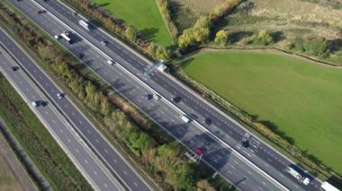 İngiltere 'nin Milton Keynes şehrinin yakınlarındaki İngiliz Otoyolları ve Trafik Yollarının Yüksek Açı Görüntüleri. Görüntüler İHA 'nın Kamerasıyla 11-Ekim-2022' de çekildi..