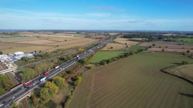 İngiltere 'nin Milton Keynes şehrinin yakınlarındaki İngiliz Otoyolları ve Trafik Yollarının Yüksek Açı Görüntüleri. Görüntüler İHA 'nın Kamerasıyla 11-Ekim-2022' de çekildi..