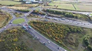 İngiltere 'nin Milton Keynes şehrinin yakınlarındaki İngiliz Otoyolları ve Trafik Yollarının Yüksek Açı Görüntüleri. Görüntüler İHA 'nın Kamerasıyla 11-Ekim-2022' de çekildi..