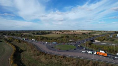 İngiltere 'nin Milton Keynes şehrinin yakınlarındaki İngiliz Otoyolları ve Trafik Yollarının Yüksek Açı Görüntüleri. Görüntüler İHA 'nın Kamerasıyla 11-Ekim-2022' de çekildi..