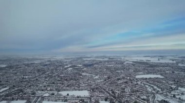2022 Kış sezonunun ilk karı ile kaplı Luton Town of England 'ın yüksek açılı görüntüsü. Kar yağışı 11 Aralık 2022 'de gece yarısı başladı. 12-12-2022 'de Çekilen Görüntü 