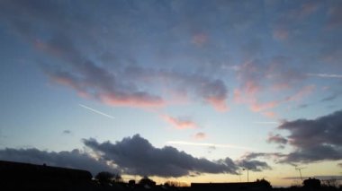 Günbatımında Luton City üzerinde Turuncu Bulutlar ve Gökyüzü