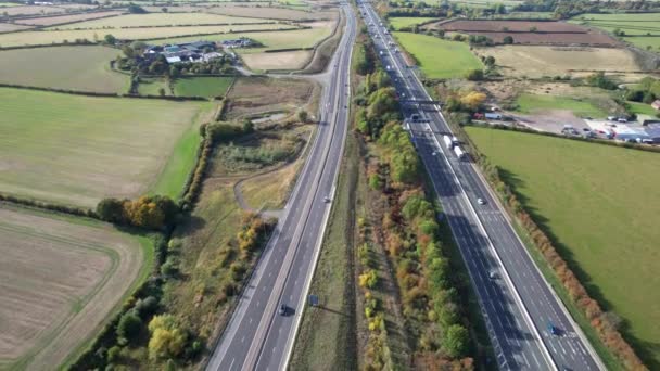 Högvinkelfilm Brittiska Motorvägar Och Trafik Passerar Genom Landet England Nära — Stockvideo