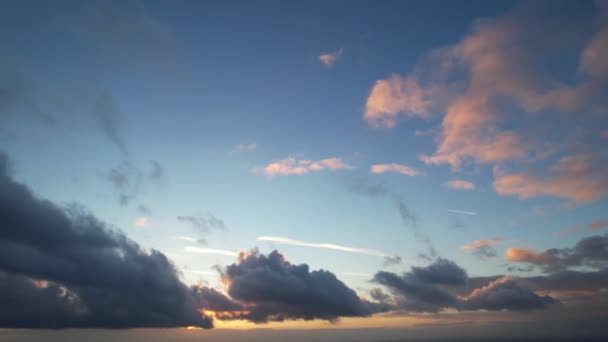 Günbatımında Luton City Üzerinde Turuncu Bulutlar Gökyüzü — Stok video