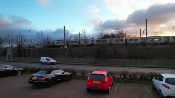 Høje Vinkeloptagelser Fast Train Moving Jernbanespor Nærmer Sig Leagrave Station – Stock-video