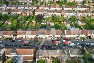 High Angle Drone 'un İtfaiyeciler ve Kurtarma Ekibi' nin kamera görüntüleri. Yangın akşam 5: 40 civarında evde başladı. Görüntü, 19 Mayıs 2023 'te İngiltere saatiyle 18: 35' te Luton İngiltere 'de çekilmiştir..