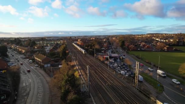 Högvinkelfilm Med Snabbtåg Järnvägsspår Och Inflygning Till Leagrave Station Golden — Stockvideo