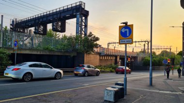 Luton, İngiltere, Birleşik Krallık - 19 Mayıs 2023: Luton Şehri ve Günbatımı Trafiği