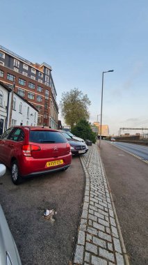 Luton, İngiltere, Birleşik Krallık - 19 Mayıs 2023: Luton Şehri ve Günbatımı Trafiği