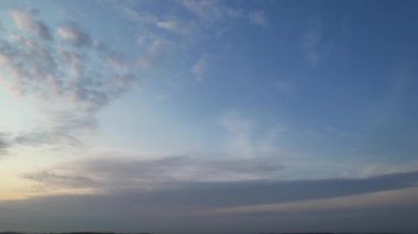 Renkli Bulutlu Güzel Gökyüzü, İHA 'nın İngiltere üzerindeki Yüksek Açı Görüntüsü