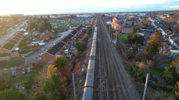 Υψηλής Γωνίας Πλάνα Του Fast Train Κινείται Στις Σιδηροδρομικές Γραμμές — Αρχείο Βίντεο
