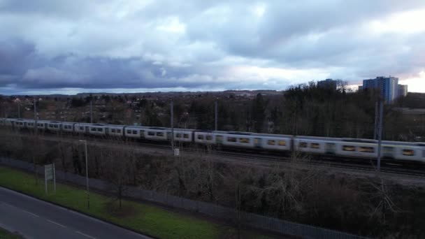 Vysokoúhlé Záběry Rychlého Vlaku Pohybujícího Kolejích Přibližujícího Nádraží Leagrave Během — Stock video