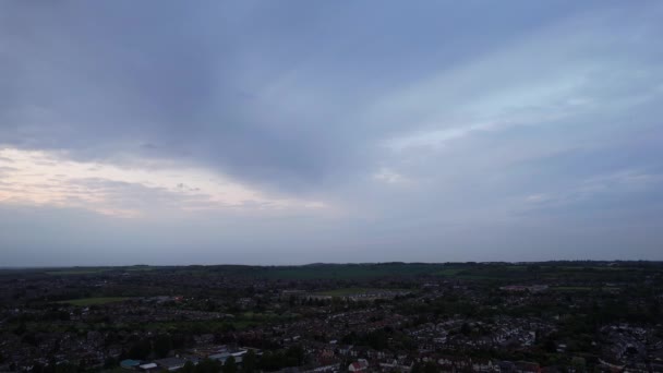 イングランドのルトン市上空の晴れた日の雲と空の高角度映像 — ストック動画