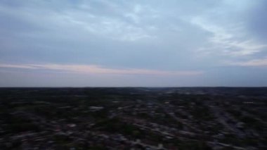 Yüksek Açılı Bulut ve Gökyüzü Görüntüleri Luton Şehri üzerinde güneşli bir günde