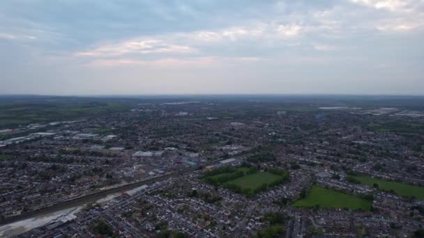 Yüksek Açılı Bulut Gökyüzü Görüntüleri Luton Şehri Üzerinde Güneşli Bir — Stok video