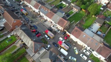 Luton, İngiltere - 19 Mayıs 2023: Yüksek Angle Drone 'un İtfaiye ve Kurtarma Ekibi' nin Kamera Görüntüsü. Yangın akşam 5: 40 sıralarında evde başladı.. 