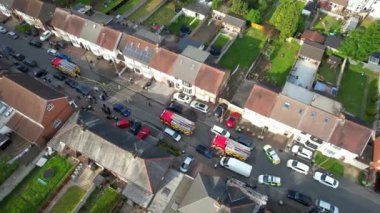 Luton, İngiltere - 19 Mayıs 2023: Yüksek Angle Drone 'un İtfaiye ve Kurtarma Ekibi' nin Kamera Görüntüsü. Yangın akşam 5: 40 sıralarında evde başladı.. 