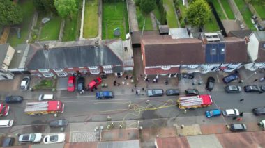 Luton, İngiltere - 19 Mayıs 2023: Yüksek Angle Drone 'un İtfaiye ve Kurtarma Ekibi' nin Kamera Görüntüsü. Yangın akşam 5: 40 sıralarında evde başladı.. 