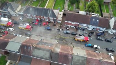 Luton, İngiltere - 19 Mayıs 2023: Yüksek Angle Drone 'un İtfaiye ve Kurtarma Ekibi' nin Kamera Görüntüsü. Yangın akşam 5: 40 sıralarında evde başladı.. 