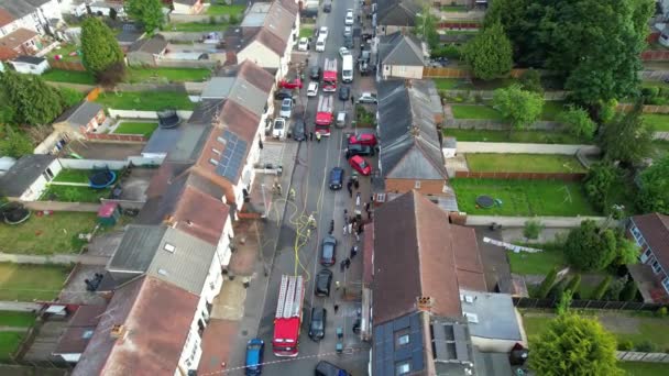 英国卢顿 2023年5月19日 高角无人机拍摄的消防员和救援队与警察的镜头 下午5时40分左右在家中起火 — 图库视频影像