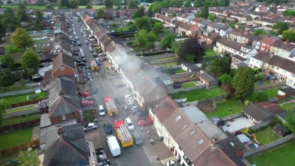Luton England 2023年5月19日閲覧 警察に沿った高角度ドローンの消防 救助隊のカメラ映像 火事は午後5時40分頃に家で始まった — ストック動画