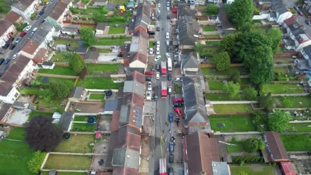 英国卢顿 2023年5月19日 高角无人机拍摄的消防员和救援队与警察的镜头 下午5时40分左右在家中起火 — 图库视频影像