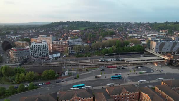 英格兰 2023年5月19日 英格兰中部卢顿市最美的景象 这段录像是在日落时用无人机摄制的 摄于中央火车站和市中心的城市大楼上空 — 图库视频影像