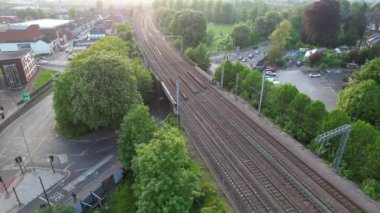 İngiltere, Luton - 19 Mayıs 2023: Orta Luton Şehri 'nin En Güzel Görüntüsü. Görüntü, İHA 'nın Merkez Tren İstasyonu' ndan ve Günbatımında Şehir Merkezi Binaları 'ndan çektiği kamerayla çekildi..