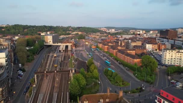 イギリス ルトン 2023年5月19日 イングランド中央ルトン市の最も美しい映像 映像は 中央駅と日没の間のダウンタウンの街の建物の上からドローンのカメラで撮影されました — ストック動画