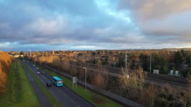 Günbatımında İngiltere 'nin Central Luton şehrindeki yolların en güzel görüntüsü. 1 Mart 2023 'te Drone' un Kamerası ile yakalanmış. .