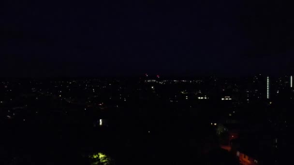 ドローンのカメラで撮影された夜のイギリスの街の高角度映像 — ストック動画