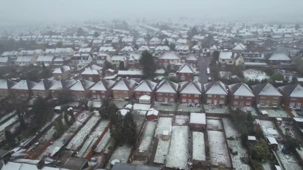 Vysokoúhlé Záběry Britských Obytných Domů Během Sněhového Podzimu — Stock video
