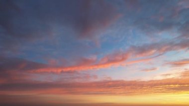 Renkli Bulutlu Güzel Gökyüzü, İHA 'nın İngiltere üzerindeki Yüksek Açı Görüntüsü