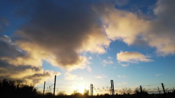 Luftaufnahmen Die Schönsten Und Buntesten Dramatischen Wolken Während Des Sonnenuntergangs — Stockvideo