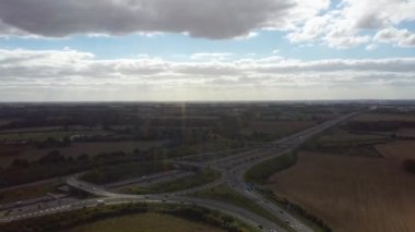 Londra Luton Havaalanı ve İngiltere 'nin Luton Kasabası Şehir Merkezi için M1 kavşağının 10 numaralı hava yolu kavşağı. Görüntüler 02 Ekim 2023 'te çekildi.