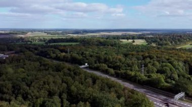 Londra Luton Havaalanı ve İngiltere 'nin Luton Kasabası Şehir Merkezi için M1 kavşağının 10 numaralı hava yolu kavşağı. Görüntüler 02 Ekim 2023 'te çekildi.