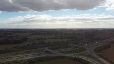 Londra Luton Havaalanı ve İngiltere 'nin Luton Kasabası Şehir Merkezi için M1 kavşağının 10 numaralı hava yolu kavşağı. Görüntüler 02 Ekim 2023 'te çekildi.